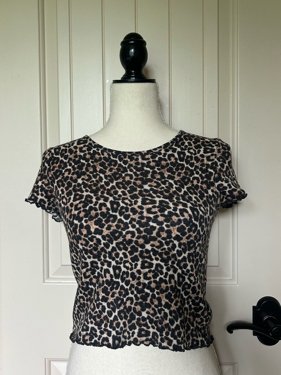 American Eagle Outfitters Tops - American Eagle Leopard Print Mesh Lettuce Edge Crop Top Short Sleeve